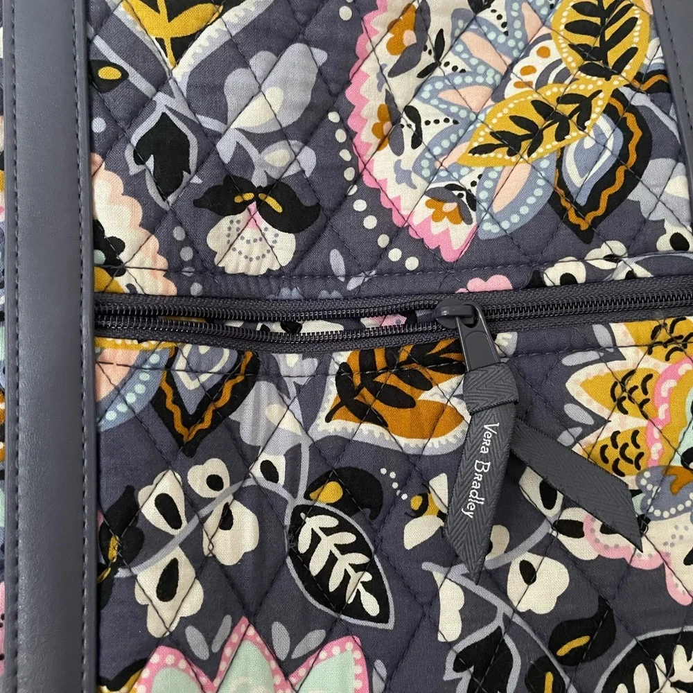 *SALE* VERA BRADLEY Quilted Bag, 6 interior pockets. Holds a lot - Picture 3 of 8